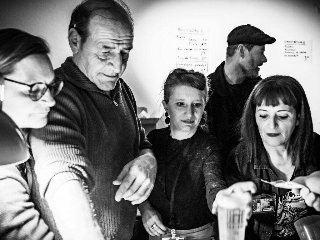 La "team buvette" de la soirée du 25 avec Sophie, Christian, Rafy, Eric (dans le fond) et Françoise  - photo © freddy gioia